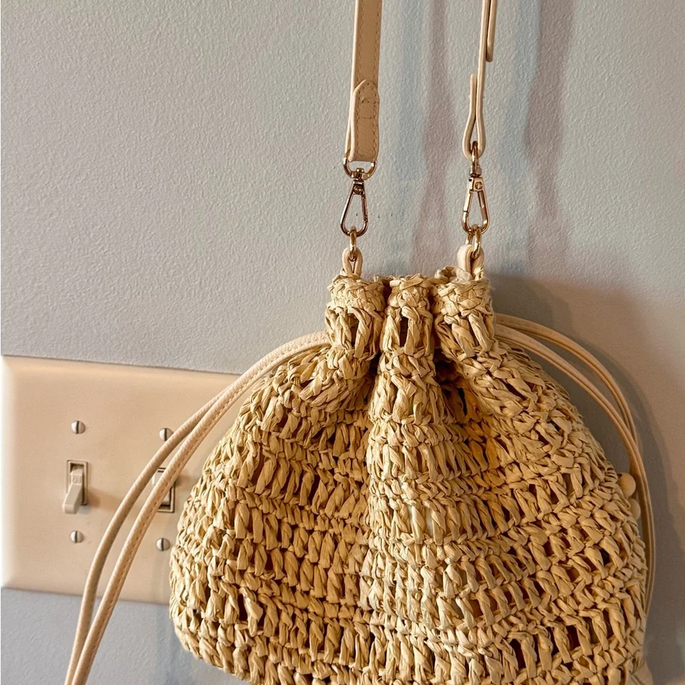 Universal Thread Beige Straw Drawstring Shoulder Bag with Wooden Beads - Picture 4 of 7